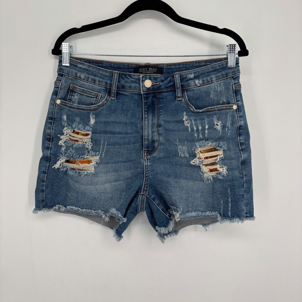 Judy Blue Distressed Floral Patch Denim Shorts Medium‎ Wash Size Large